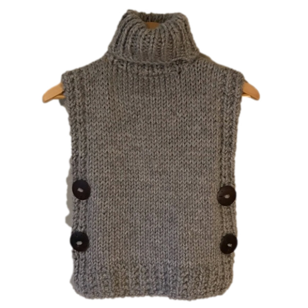 𝅺HAND knit grey sleeveless women’s sweater vest. Size small.